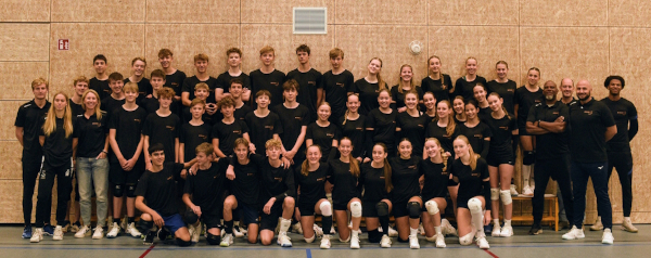 De groep van 2024-2025 in de zaal met o.a. trainers Hein Macnack en Sergiu Stefanica