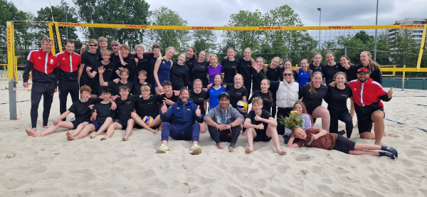 De groep van 2024-2025 op het zand tijdens een clinic met bondscoach Michiel vd Kuip en met Sanne Keizer OLY